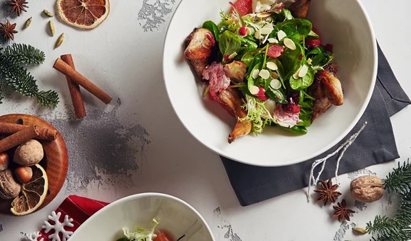 Πρωτότυπες σαλάτες: 10 νόστιμες συνταγές για το τραπέζι των Χριστουγέννων