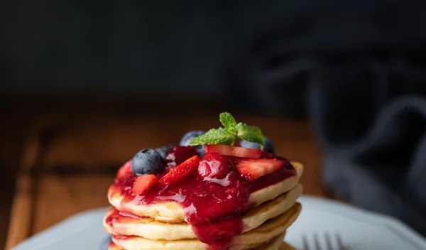 Εύκολες τηγανίτες με νιφάδες βρώμης και φρούτα