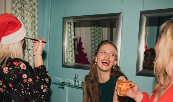 Πλήρης οδηγός περιποίησης στο παρά πέντε των γιορτών για εντυπωσιακές εμφανίσεις