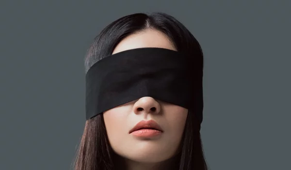 Πώς είναι να τρως στο απόλυτο σκοτάδι; Η ζωή μέσα από τα «μάτια» ενός ανθρώπου με τυφλότητα