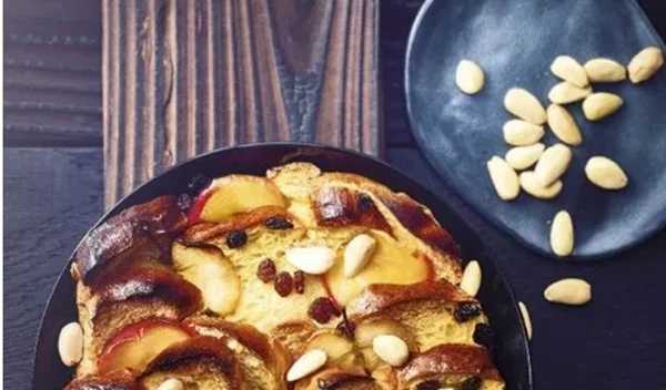 Mηλόπιτα με βάση το τσουρέκι που θα σε ξετρελάνει