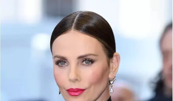 6 σταρ που θα σε πείσουν να βάλεις φούξια κραγιόν