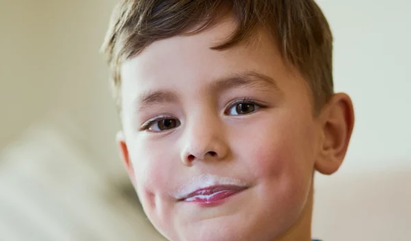 «Το παιδί μου δεν πίνει γάλα», να ανησυχώ; H διατροφολόγος Θεώνη Καπερώνη απαντά