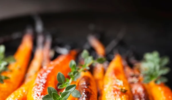 Ψητά καρότα και παστινάκια με σως miso σουσαμιού, μήλο και φιστίκι