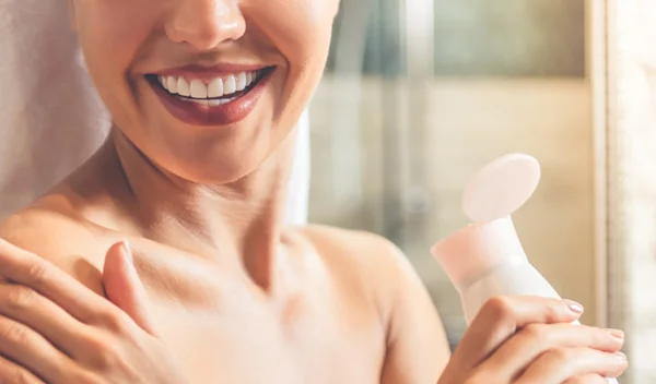 Μαλλιά που ηλεκτρίζονται, χείλη που σκάνε και άλλα χειμερινά beauty προβλήματα βρίσκουν τη λύση τους