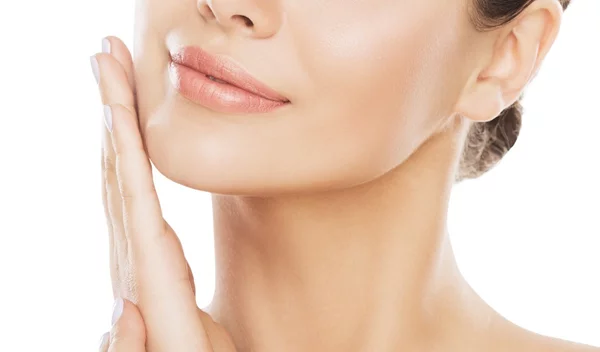 Μικρά tips που εξαφανίζουν τις ρυτίδες στο λαιμό και το ντεκολτέ