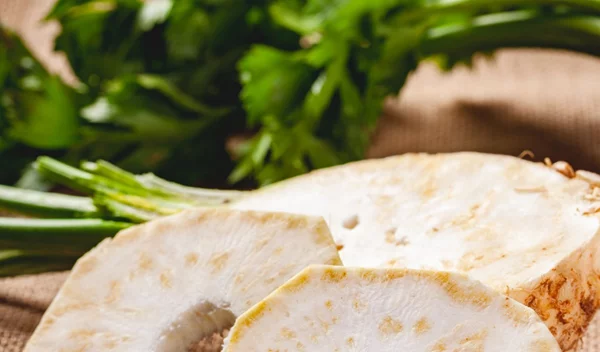 «Μπριζόλες» από ρίζες σελινόριζας με μπρόκολο και σάλτσα βέρντε φιστικιού