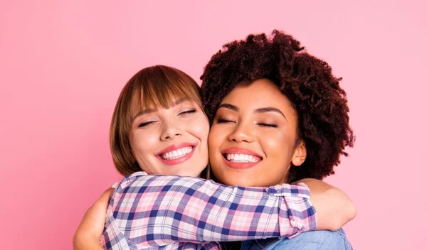 Παγκόσμια Ημέρα Αγκαλιάς: Πώς η αγκαλιά κάνει καλό στην υγεία μας