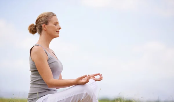 Γιόγκα στην εμμηνόπαυση: Πώς βοηθάει; Τι λένε οι επιστημονικές έρευνες;