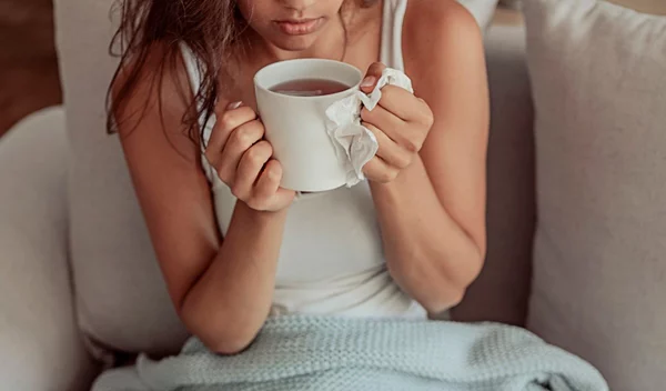 Πρόληψη ιώσεων: Πώς θα κρατήσεις μακριά σου τους ιούς (και τον κορονοϊό) και τη γρίπη