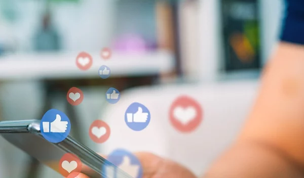 FOMO: Το σύνδρομο του φόβου μήπως χάσεις κάτι αν μείνεις λίγη ώρα «έξω» από τα social media