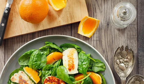 Σαλάτα εσπεριδοειδών με γκρανόλα μάραθου και καραμελωμένα γογγύλια