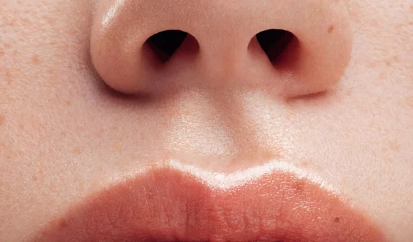 Πώς θα έχω ελκυστικά χείλη; 5 συμβουλές για να τα αναδείξεις