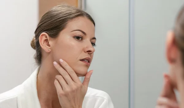 Συμβουλές για την ακμή: Καθαρή επιδερμίδα χωρίς σπυράκια με τις συμβουλές του δερματολόγου