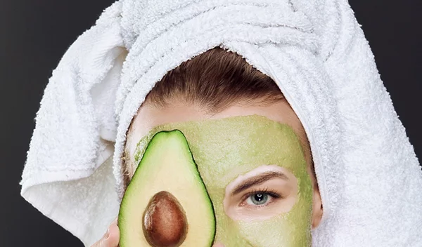 Μάσκα προσώπου για ενυδάτωση και λάμψη: 2 τέλειες συνταγές με υλικά κουζίνας