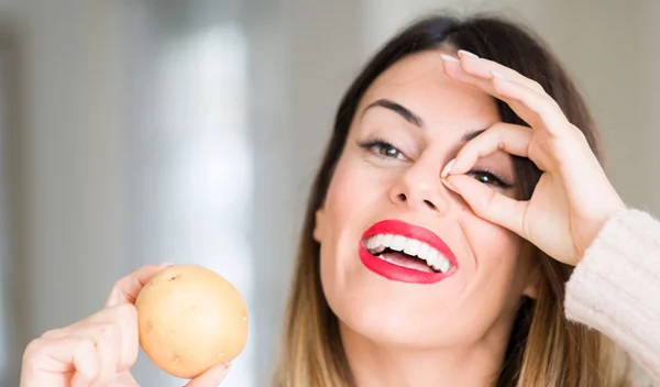 Να πώς η πατάτα σβήνει τους μαύρους κύκλους (μάθε το μυστικό των μοντέλων!)