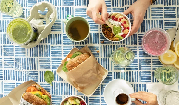 Πώς θα τρώω πιο υγιεινά στο γραφείο αν δεν έχω χρόνο για προετοιμασία γευμάτων;