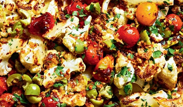 Κουνουπίδι στο φούρνο με ψητές ντομάτες, μαϊντανό και ψίχουλα ψωμιού