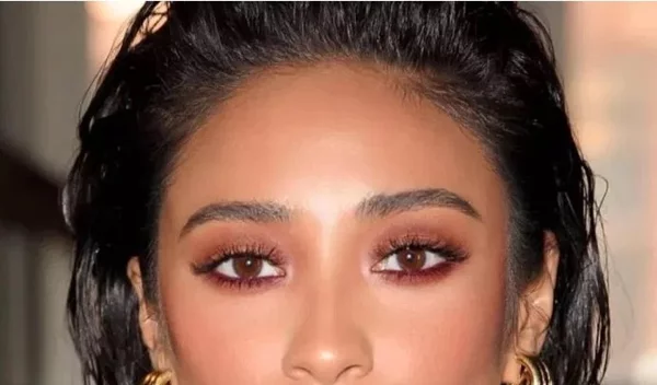 Μπορντό σκιά: Η τάση που θα σε κάνει να ξεχάσεις (για λίγο) τα neutrals