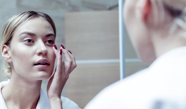 Βραδινή ρουτίνα περιποίησης: Αυτά πρέπει να κάνουμε αν θέλουμε να δούμε διαφορά στην επιδερμίδα