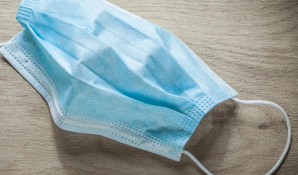 Πότε και γιατί πρέπει να -συνεχίσεις να- φοράς διπλή μάσκα