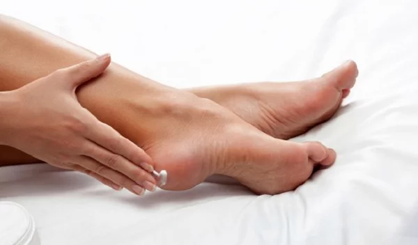 Όχι στα ξηρά, σκασμένα πόδια: Πώς κάνουμε ανάπλαση ποδιών «φυσικά»