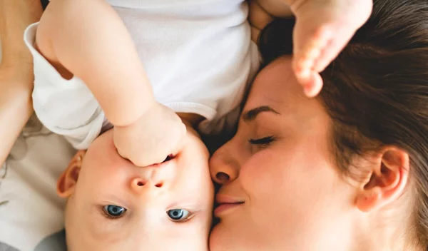 10 σημάδια που θα σας βοηθήσουν να καταλάβετε τι θέλει να σας πει το μωρό σας
