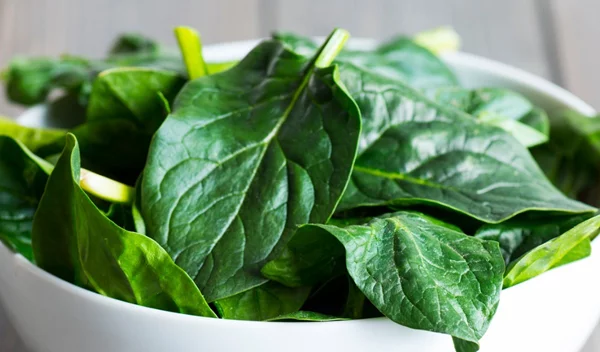 Γιατί, πότε και πώς να φάω το σπανάκι; Η ειδικός απαντά κι εμείς απολαμβάνουμε το αγαπημένο μας λαχανικό