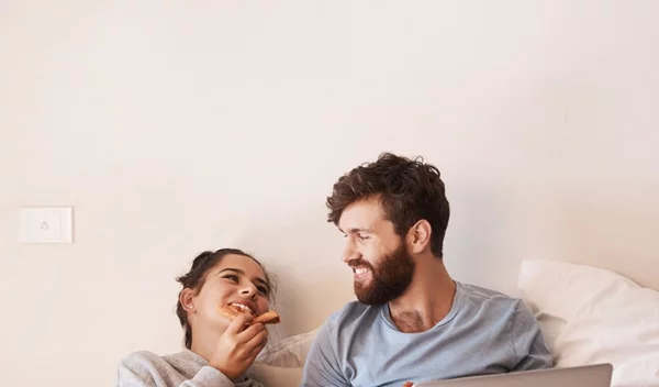 Ζευγάρια και συγκατοίκηση: Εγώ γυμνάζομαι και κάνω διατροφή ενώ εκείνος όχι, τι να κάνω;