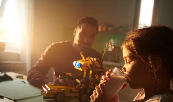 #menoumespiti: Η νέα της καμπάνια της Δέλτα μας υπενθυμίζει την αξία των στιγμών με την οικογένειά μας