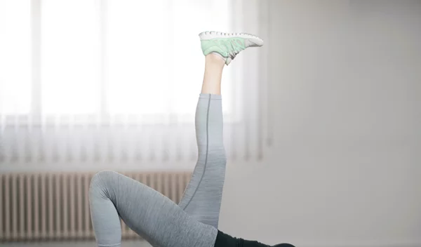 Ασκήσεις στο σπίτι χωρίς εξοπλισμό για σφιχτούς γλουτούς και γράμμωση στην κοιλιά