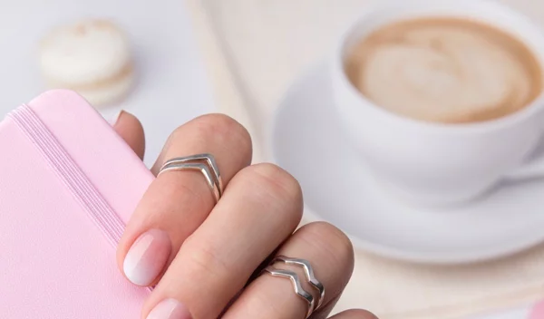 Ανοιξιάτικες ιδέες για χρώματα και σχέδια στα νύχια που μπορείς να φτιάξεις μόνη σου