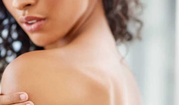 Ακμή στην πλάτη | Από τι προκαλείται και πώς αντιμετωπίζεται;