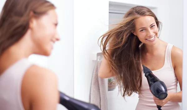 Ταλαιπωρημένα μαλλιά; 4 πράγματα που καταστρέφουν τα μαλλιά (αλλά τα κάνουμε)