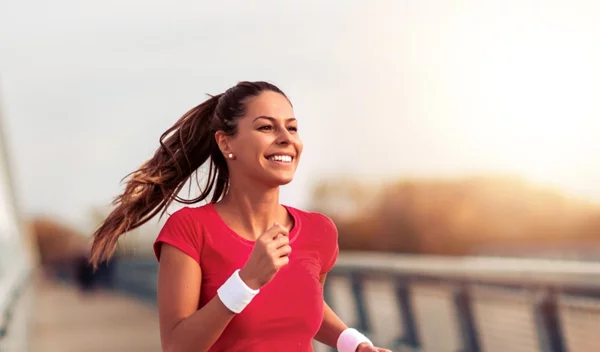 Τρέξιμο ή περπάτημα; Δες ποιο να προτιμήσουμε για αντοχή, κάψιμο λίπους ή καλή υγεία