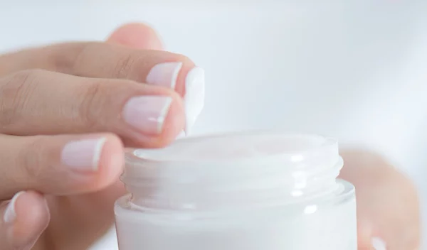 Καθημερινές συνήθειες ομορφιάς που κάνουν πραγματικότητα την πρόωρη γήρανση