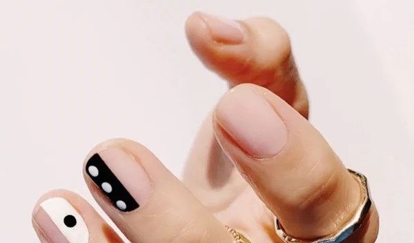 Δεν έχεις ασετόν; 6 τρόποι για να ξεβάψεις τα νύχια σου