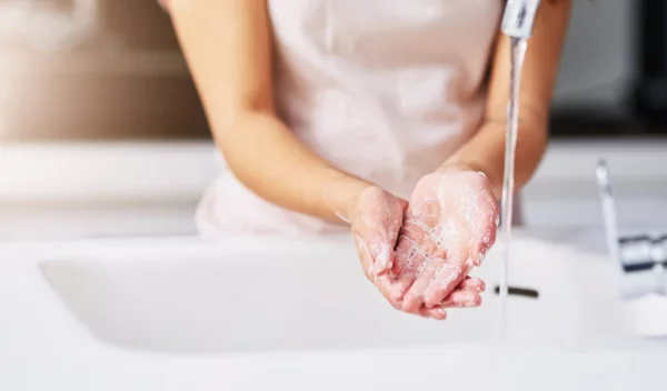 Σκασμένα και αφυδατωμένα χέρια από το πλύσιμο; 5 τρόποι αντιμετώπισης