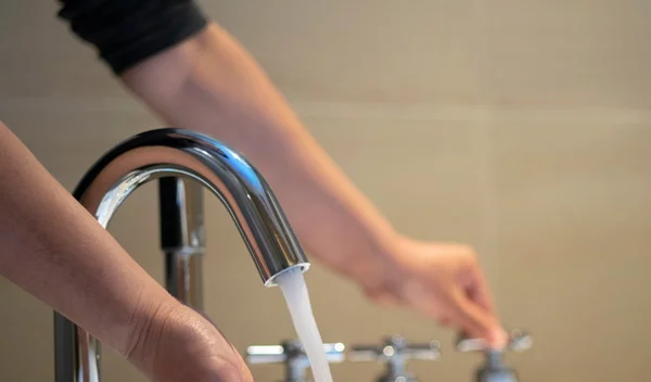 Το ζεστό μπάνιο προστατεύει από τον κορονοϊό; Απαντήσεις και μύθοι για τον κορονοϊό από τον ΠΟΥ