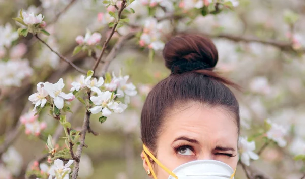 Θα περιοριστεί ο κορονοϊός την άνοιξη; Αρκεί η απομόνωση και τι γίνεται με την αιμοδοσία; Ο πρύτανης του ΕΚΠΑ απαντά