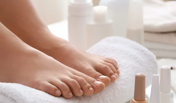 Πώς να κάνω πεντικιούρ στο σπίτι; Οι συμβουλές μιας ειδικού