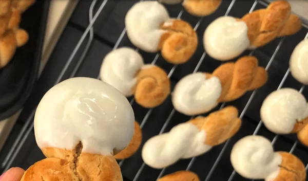 Πασχαλινά κουλουράκια με επικάλυψη λευκής σοκολάτας και λεμόνι