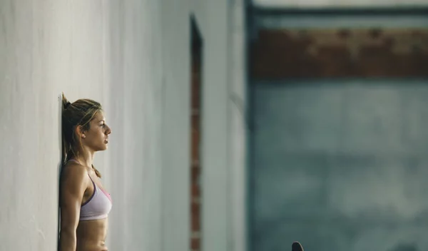 Ασκήσεις στο σπίτι: Γύμνασε όλο το σώμα στον τοίχο με την Χριστίνα Μαυρίδου