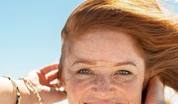 Τι προτείνουν 3 κορυφαίοι δερματολόγοι για τη φροντίδα της επιδερμίδας στην εμμηνόπαυση;