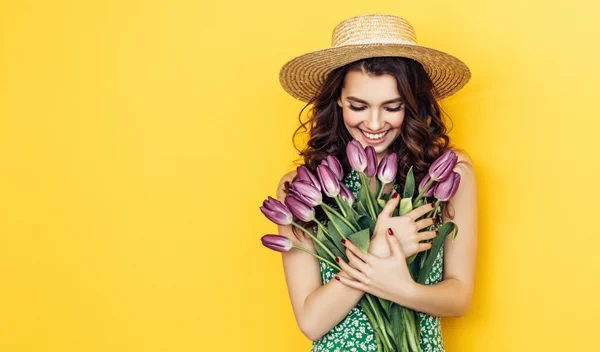 Tο φλοράλ φόρεμα είναι η απαραίτητη προσθήκη στην καλοκαιρινή γκαρνταρόμπα σου