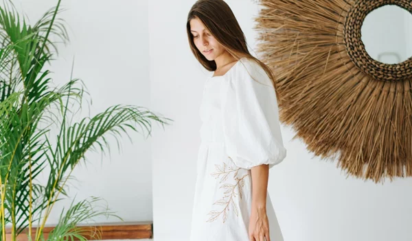 Πέντε βασικά καλοκαιρινά κομμάτια που κάνουν το ντύσιμο να δείχνει ακριβό