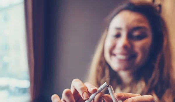 Νέα έρευνα: Ακόμη κι αν καπνίζεις «λίγο» κινδυνεύεις πολύ από καρκίνο του πνεύμονα. Plus: Το βασικό σύμπτωμα στις γυναίκες