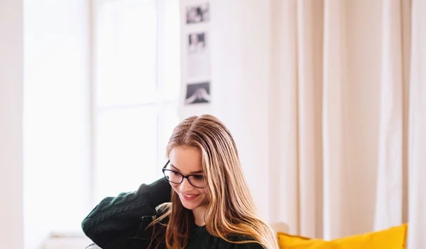 Η Εύη Στάη είναι φοιτήτρια: Η εμπειρία της τηλε-εκπαίδευσης και το μάθημα ζωής που κρατάει