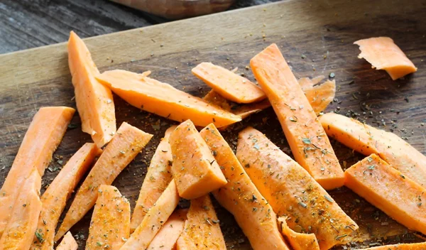 Γλυκοπατάτες-ραβδάκια στον φούρνο με μπαχαρικά