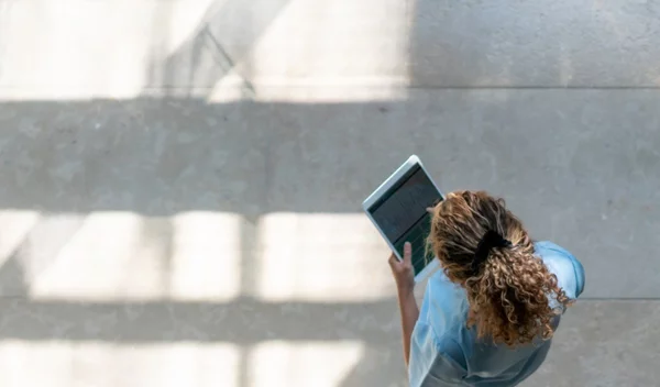 Η Καίτη Μιχαλοπούλου είναι νοσηλεύτρια στη ΜΕΘ COVID-19 στον «Ευαγγελισμό». Αυτή είναι η προσωπική της ιστορία με τον κορονοϊό.